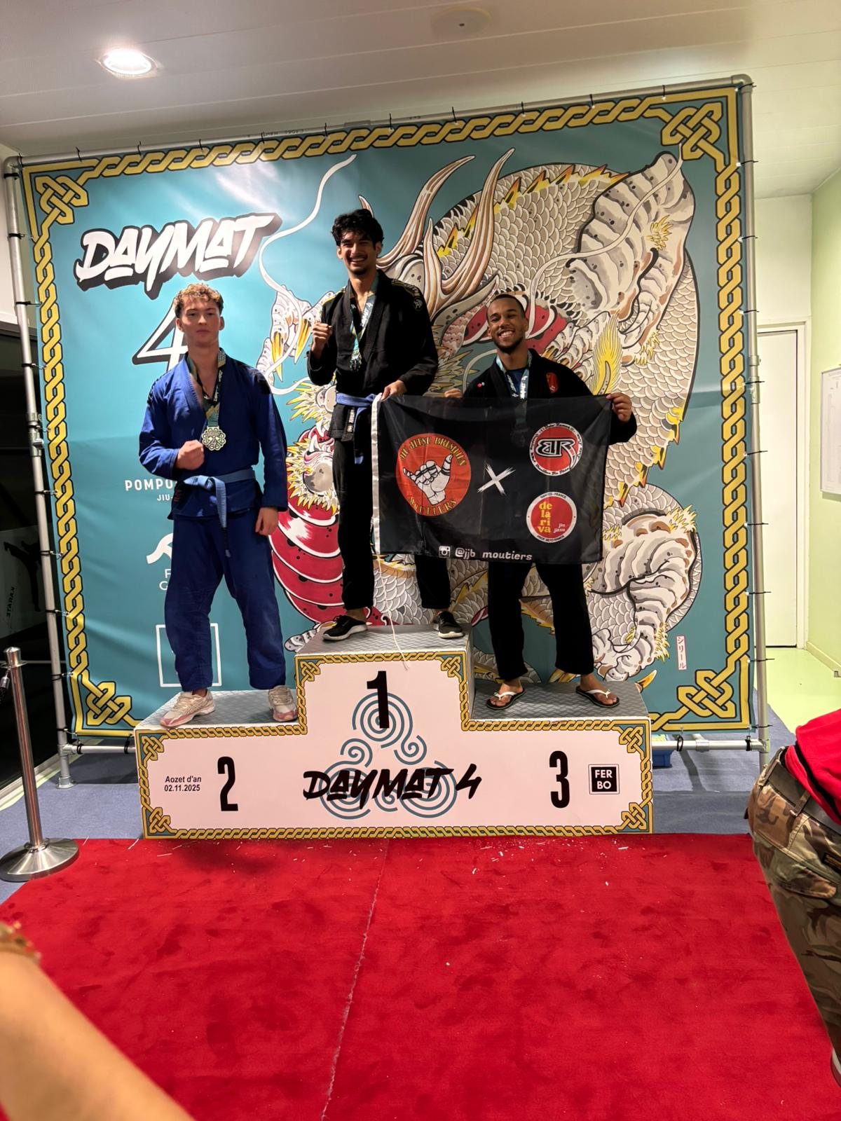Podium Daymat avec le drapeau JJB Moutiers