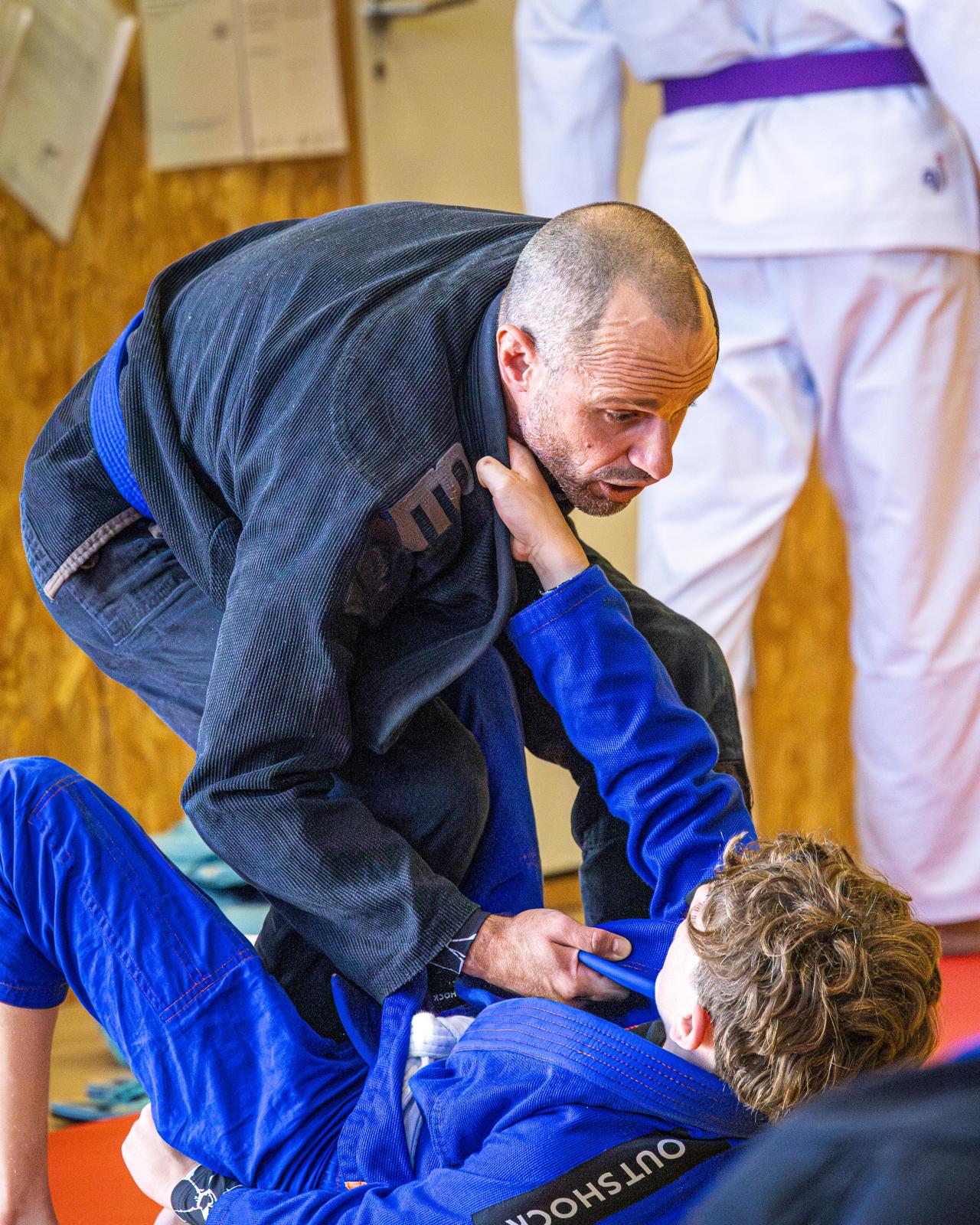 Entraînement de Jiu-Jitsu Brésilien entre un père et son fils au club