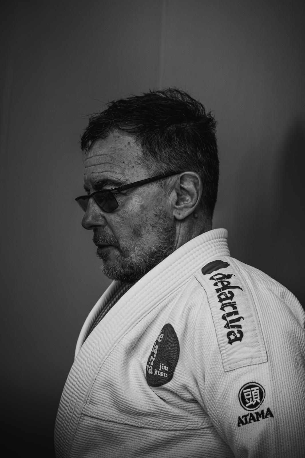 Portrait en noir et blanc d'un pratiquant de Jiu-Jitsu Brésilien
