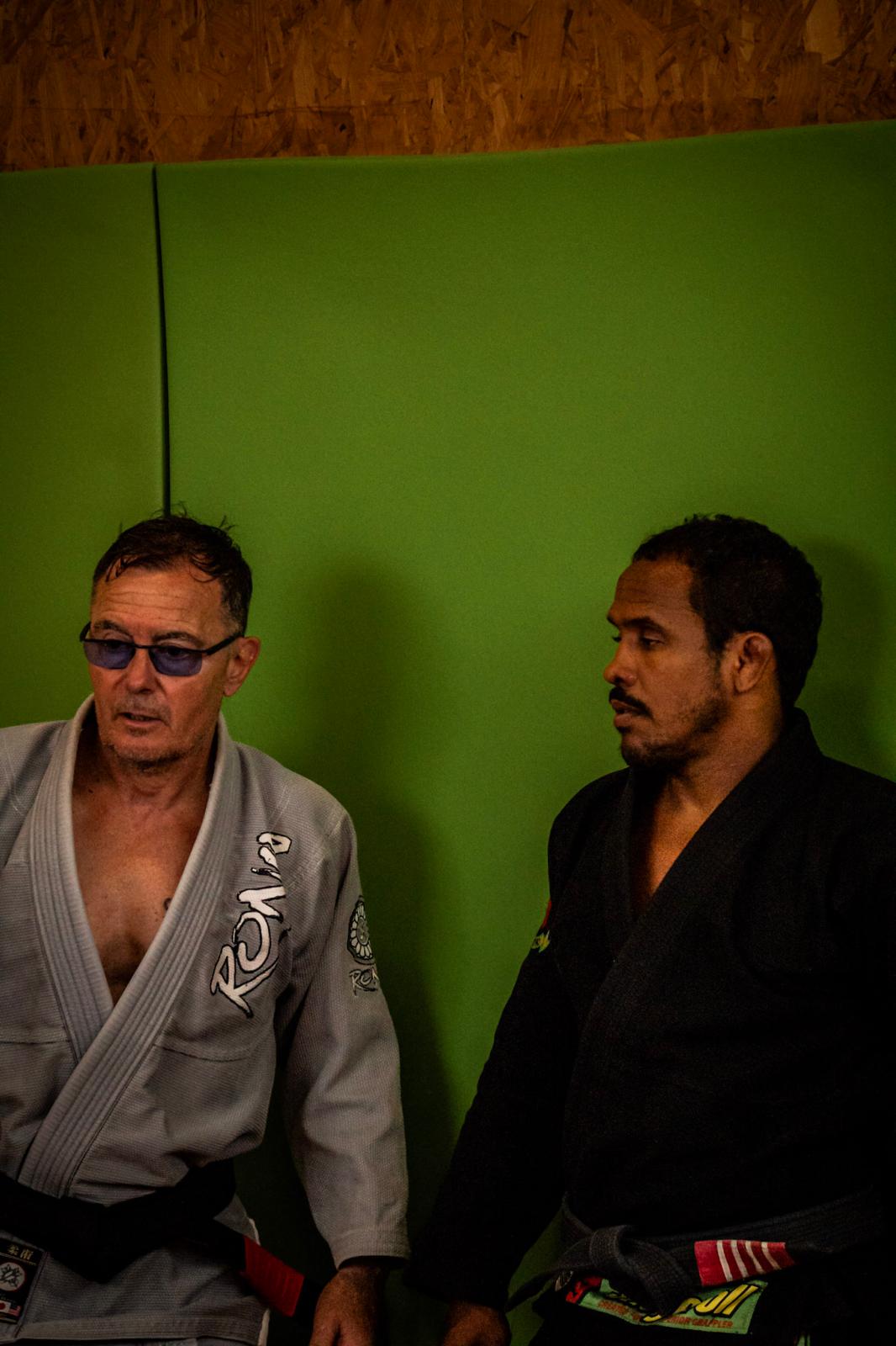 Deux pratiquants de Jiu-Jitsu Brésilien au dojo