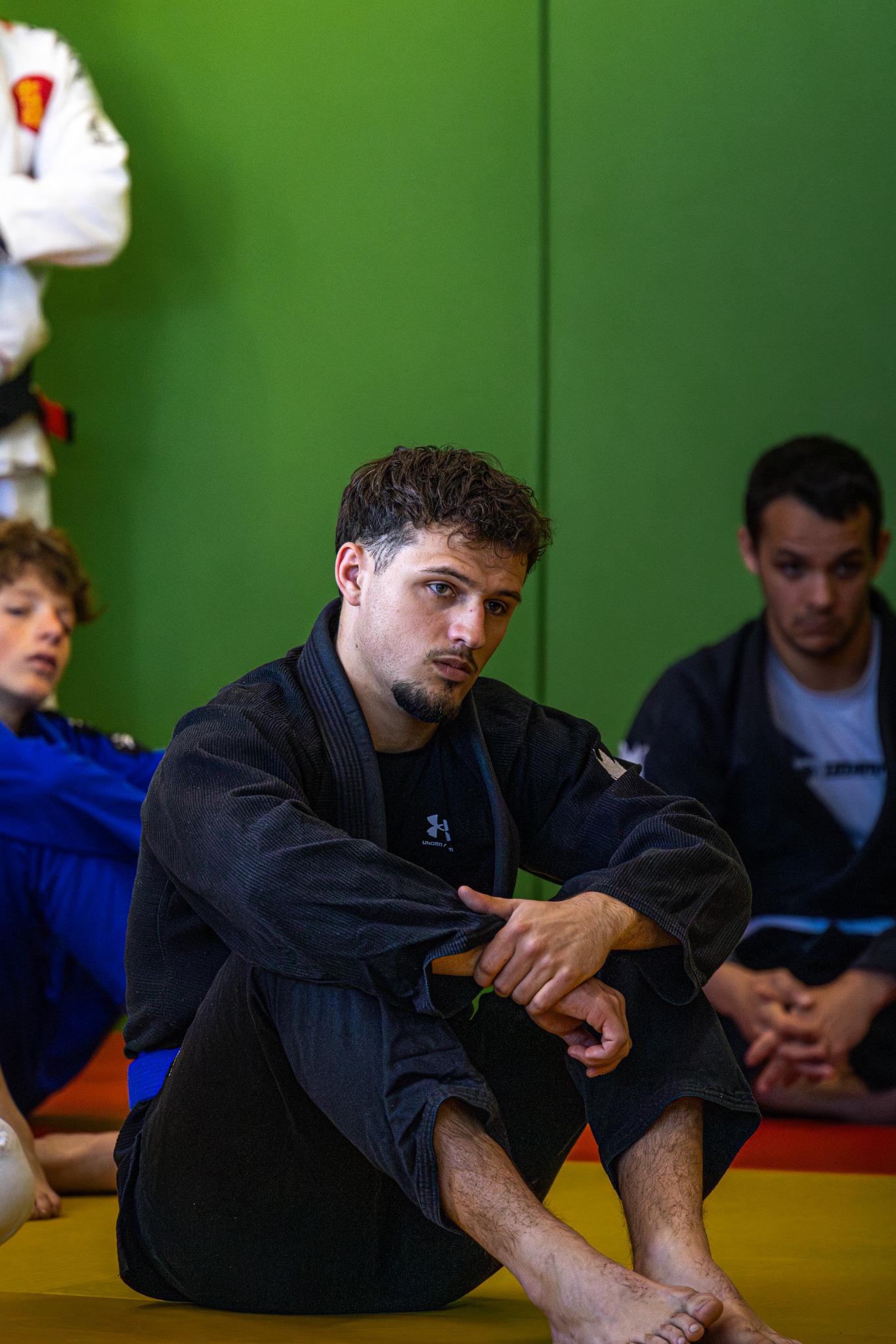 Pratiquant du club assis sur le tatami